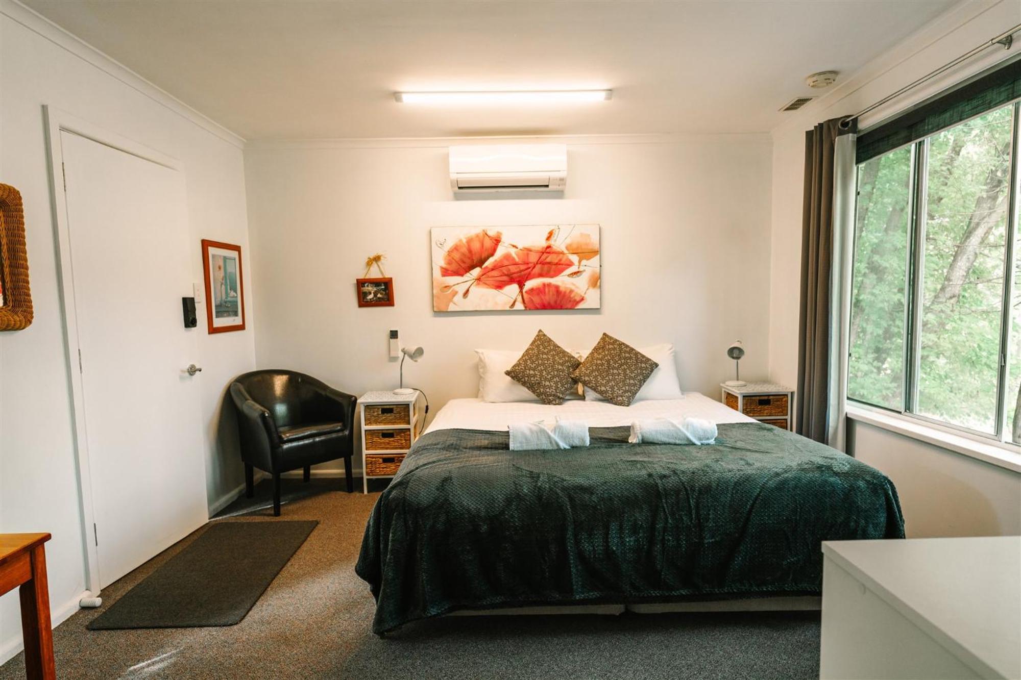 Alpine Riverside Cottages Porepunkah Exterior photo