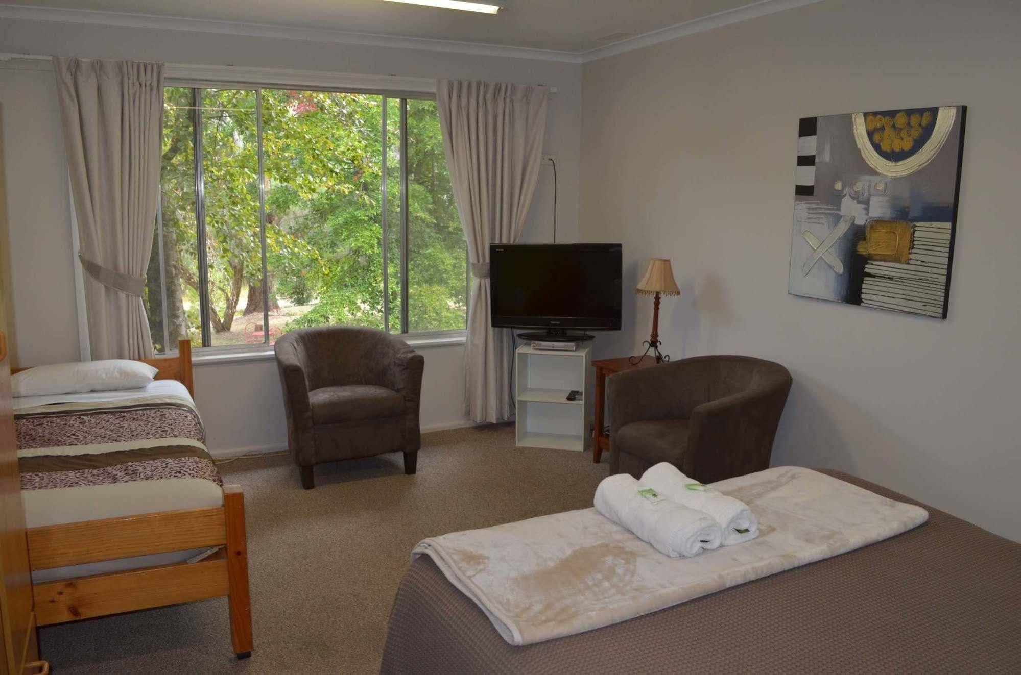 Alpine Riverside Cottages Porepunkah Exterior photo