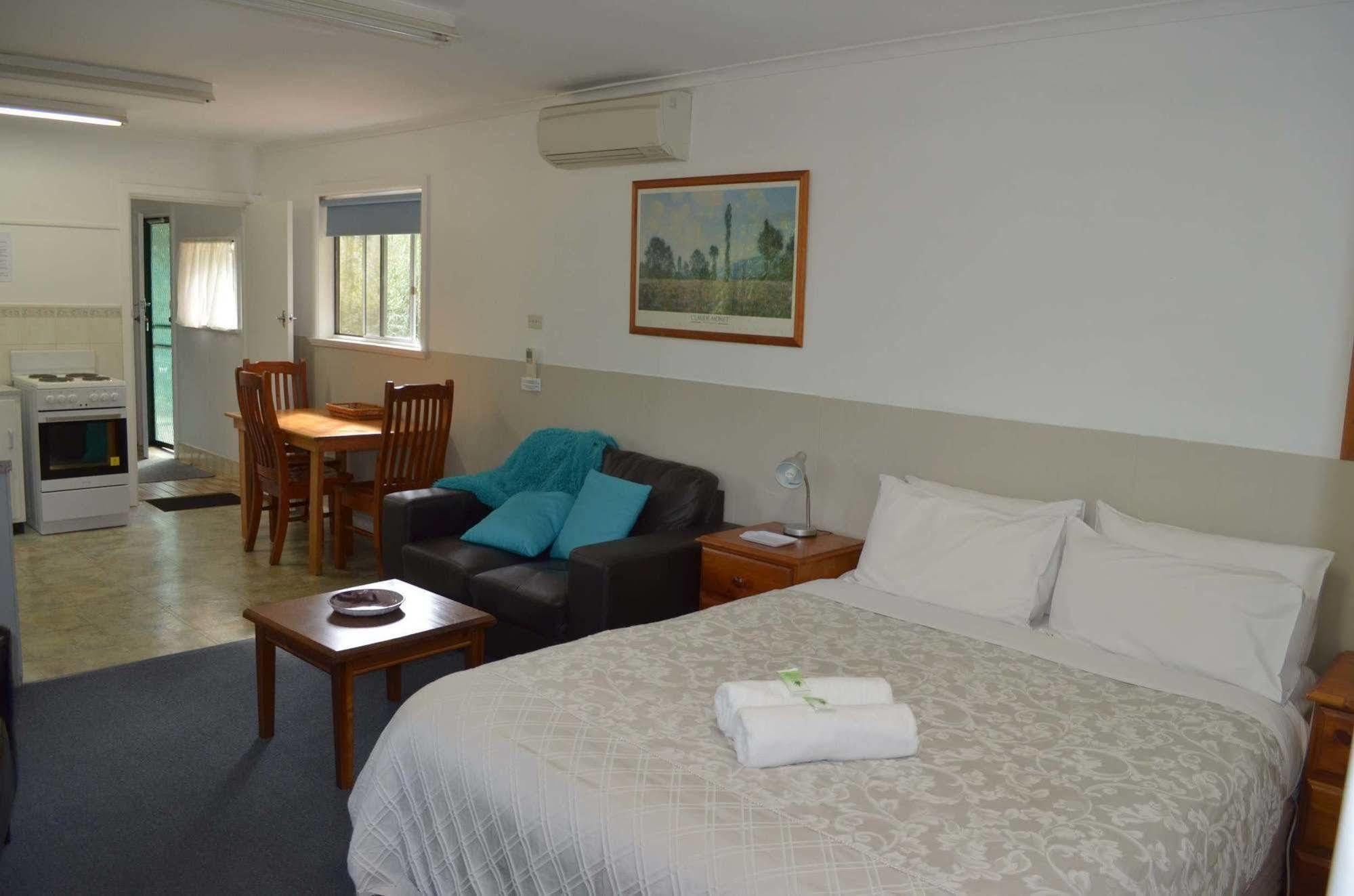 Alpine Riverside Cottages Porepunkah Exterior photo